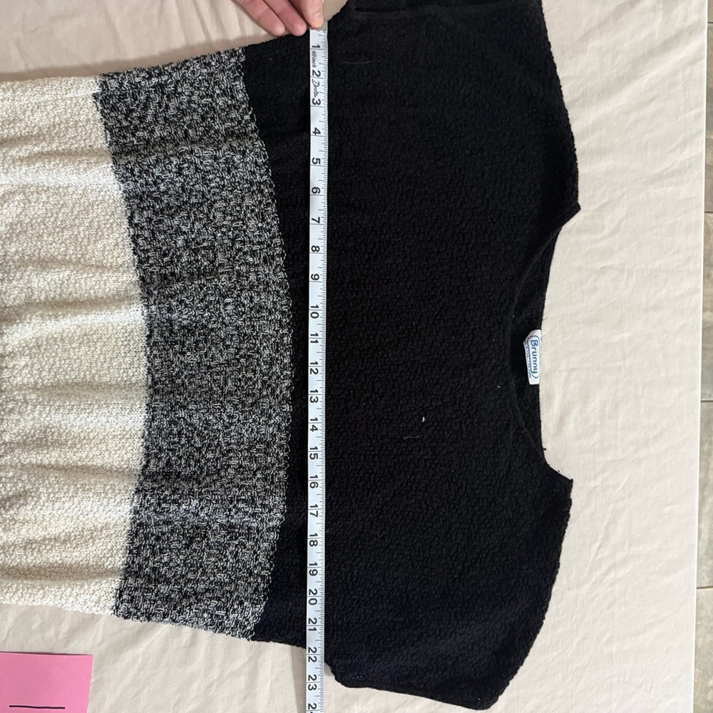 Chic Colorblock Short Sleeve Top - Picture 4 of 6
